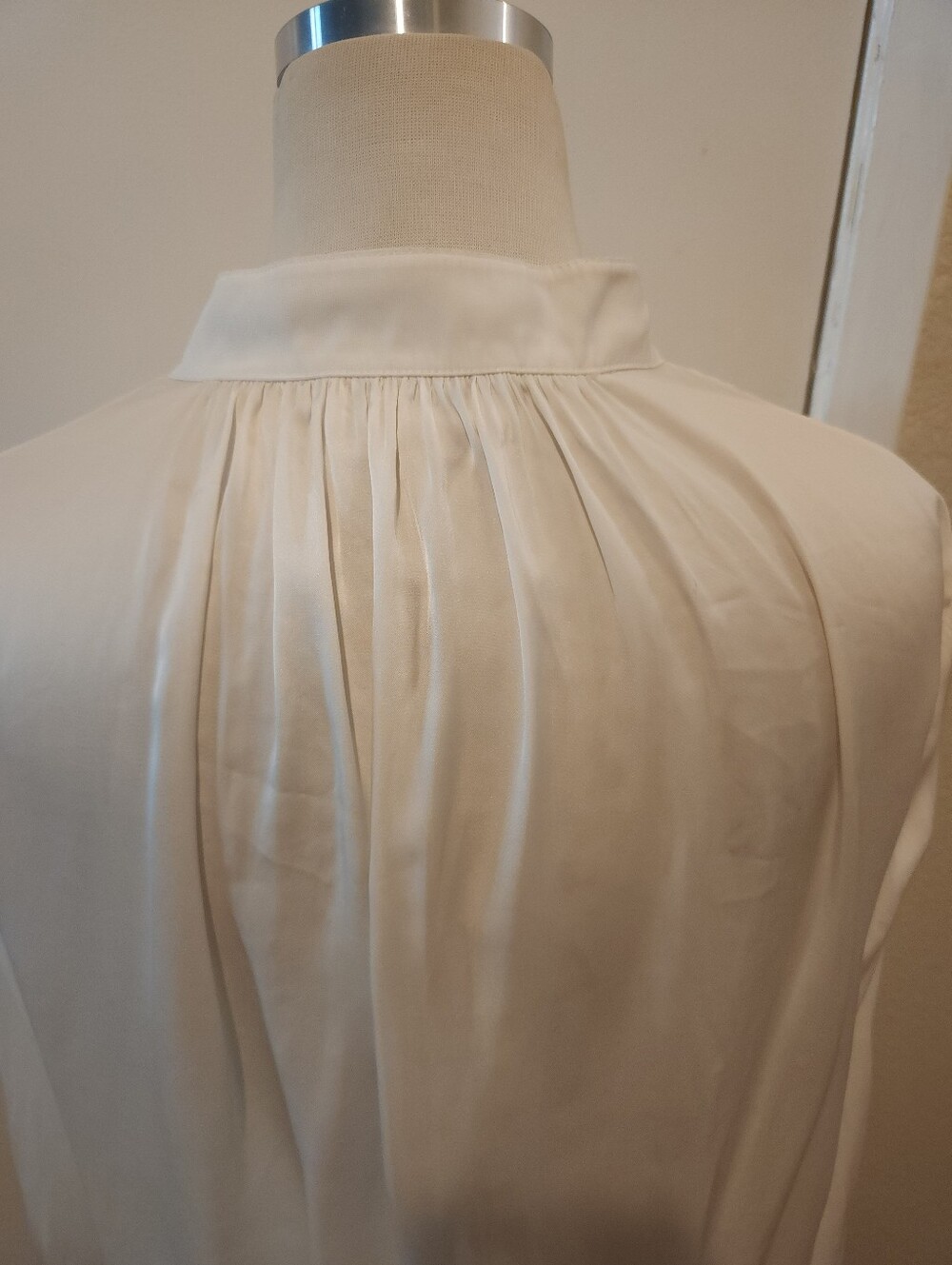 Elegant White V-Neck Long-Sleeve Blouse - Picture 6 of 8